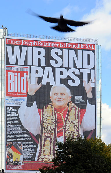 Papst-Titelseite am Springer-Hochhaus