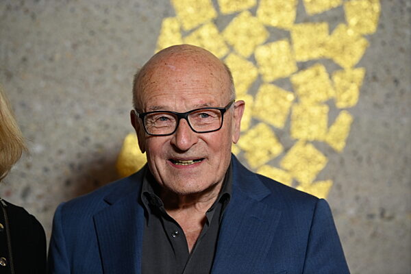 Berlinale 2022 - Französische Ordensverleihung an Eidinger