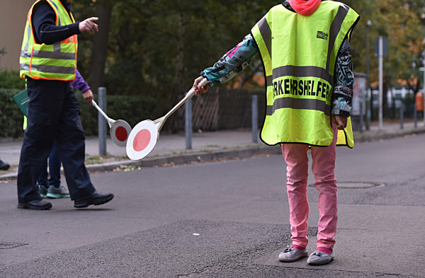 Verkehrshelfer vor einer Schule