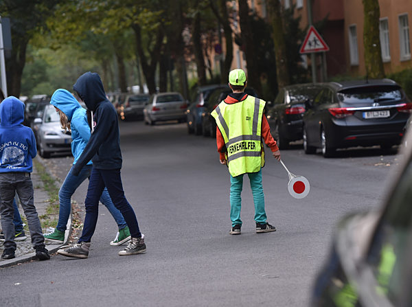 Verkehrshelfer vor einer Schule