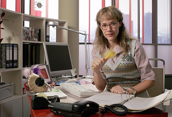 Die Schauspielerin Alexandra Neldel als Lisa Plenske sitzt am Montag (21.02...