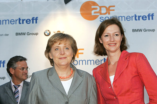 Die CDU-Vorsitzende Angela Merkel und Bettina Schausten...