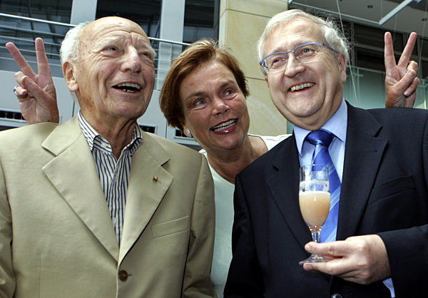 Gut gelaunt sind der ehemalige Bundespräsident Walter Scheel (l-r)...