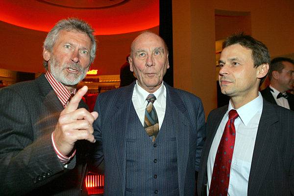 Die früheren deutschen Fußball-Nationalspieler und Weltmeister (v. l...