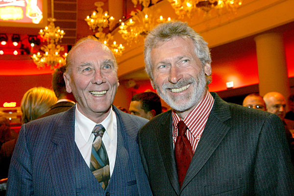 Die früheren deutschen Fußball-Nationalspieler und Weltmeister (v. r...