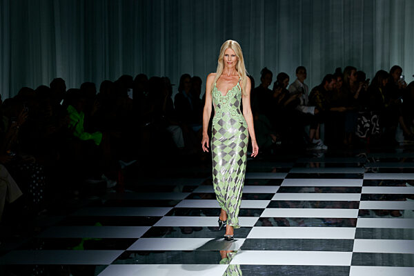 Claudia Schiffer at VERSACE Spring/Summer 2024 Runway during Milan Fashion Week on September 2023 - Milan; Italy 22/09/2023