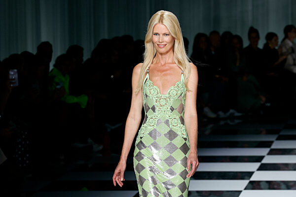 Claudia Schiffer at VERSACE Spring/Summer 2024 Runway during Milan Fashion Week on September 2023 - Milan; Italy 22/09/2023