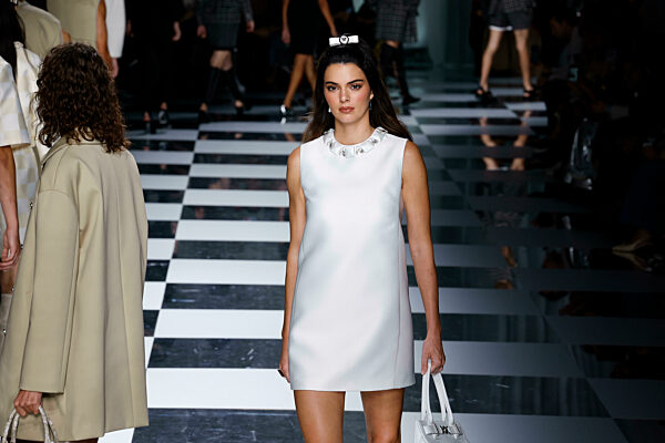 Kendall Jenner at VERSACE Spring/Summer 2024 Runway during Milan Fashion Week on September 2023 - Milan; Italy 22/09/2023