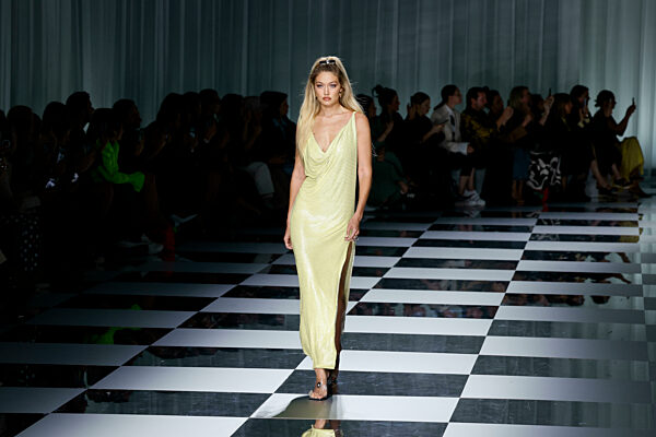 Gigi Hadid at VERSACE Spring/Summer 2024 Runway during Milan Fashion Week on September 2023 - Milan; Italy 22/09/2023