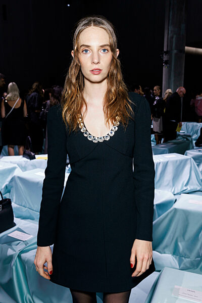 Maya Hawke attends PRADA Spring/Summer 2025 Runway during Milan Fashion Week on September 2024 - Milan, Italy 19/09/2024