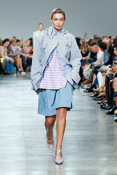 Gigi Hadid at RABANNE Spring/Summer 2025 Runway during Paris Fashion Week on September 2024 - Paris, France, 25/09/2024