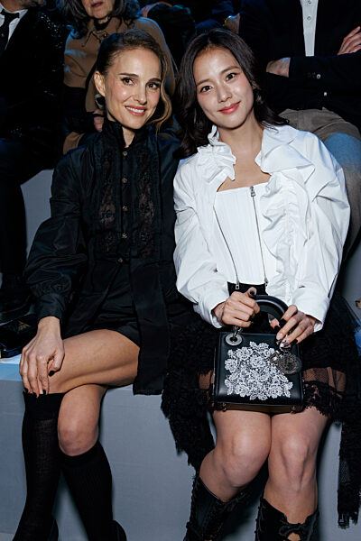 Jisoo and Natalie Portman attend CHRISTIAN DIOR Autumn-Winter 2025 runway during Paris Fashion Week on March 2025 -