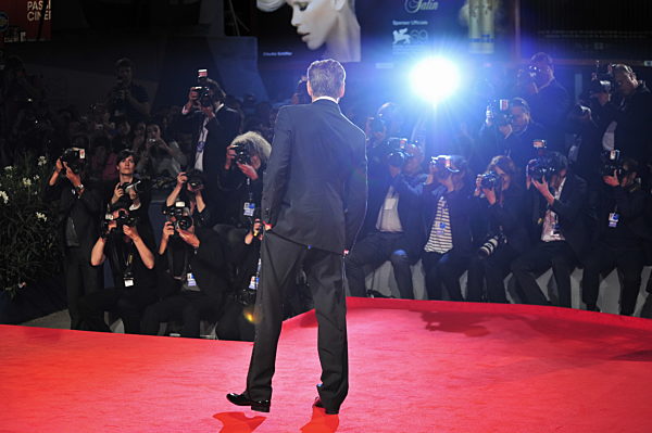 Pierce Brosnan, Trine Dyrholm, Susanne Bier:  Premiere DEN SKALDEDE FRISOR