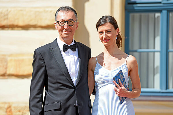 Cem Oezdemir mit Freundin Flavia Zaka / Ankunft auf dem Grünen Hügel...