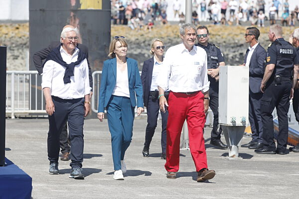 Bremerhaven: Bundespräsident Frank-Walter Steinmeier und seine Frau Elke Büdenbender