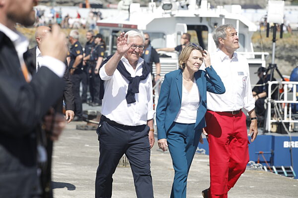 Bremerhaven: Bundespräsident Frank-Walter Steinmeier und seine Frau Elke Büdenbender