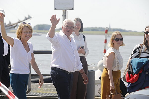 Bremerhaven: Bundespräsident Frank-Walter Steinmeier und seine Frau Elke Büdenbender