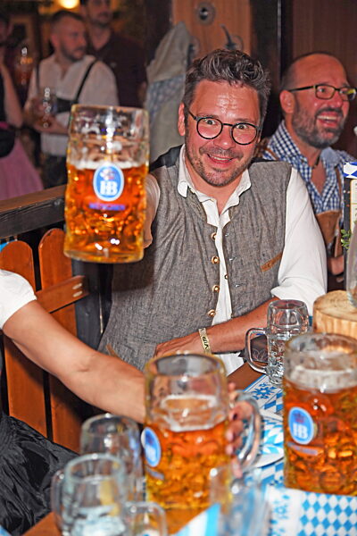Berlin: Hofbräu Oktoberfestbeginn mit Fassanstich