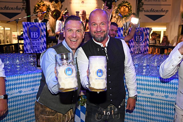 Berlin: Hofbräu Oktoberfestbeginn mit Fassanstich