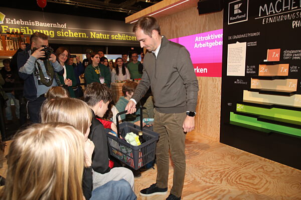 Berlin: Philipp Lahm auf der Grünen Woche