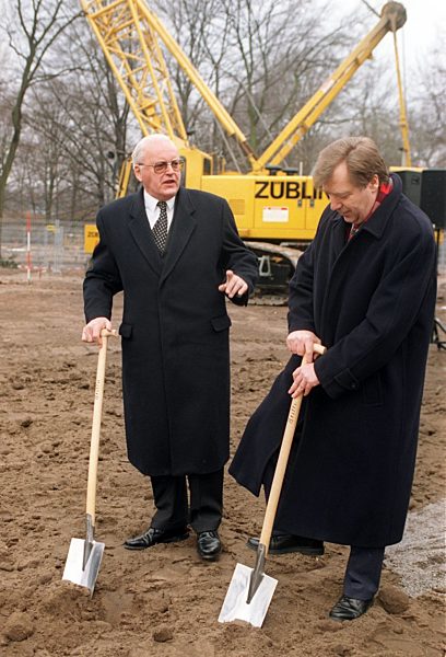 1. Spatenstich für Bundespräsidialamt (Archivfoto und Text 1996)