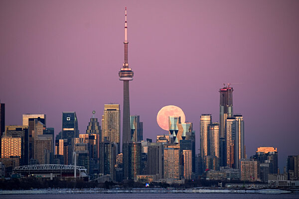 Fußball-WM 2026 in Kanada: Gastgeberstädte im Fokus Futuristische Skylines, beeindruckende Architektur und lebendige Stadtlandschaften: Die kanadischen WM-Spielorte Toronto und Vancouver zeigen sich als dynamische Metropolen bereit für die Fußball-WM 2026. Atemberaubende Bilder fangen die urbane Infrastruktur, ikonische Gebäude und die charakteristischen Stadtbilder ein. Toronto und Vancouver setzen damit ein starkes visuelles Statement als Gastgeberstädte des Turniers.