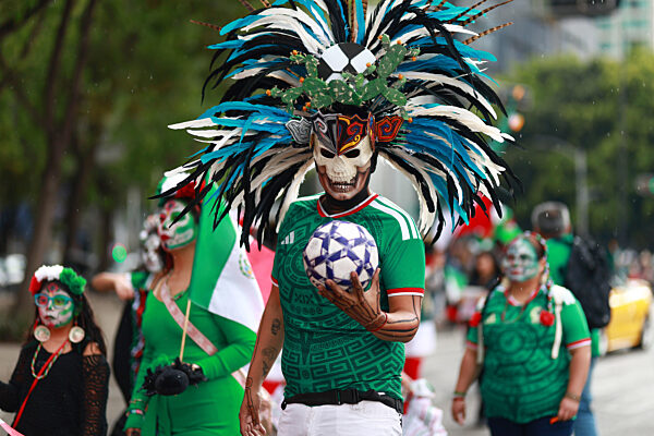 Lokale Fußballkultur (Kanada/Mexiko/USA) Die Fußballkultur in Kanada, Mexiko und den USA ist vielfältig, von Straßenfußball bis zu leidenschaftlichen Stadionatmosphären. Unsere Bildauswahl fängt Jubel, Emotionen und lokale Traditionen ein. So wird sichtbar, wie Fußball Menschen verbindet und Identität prägt.