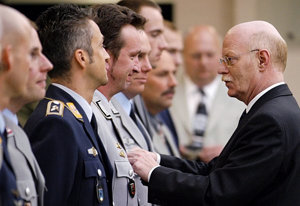 Verdienstkreuz für Einsatzkräfte der Fluthilfe 2002