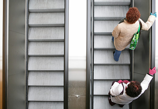 Zwei Frauen fahren am 08.04.2008 in Frankfurt am Main eine Rolltreppe hoch...