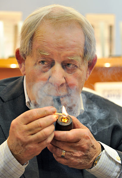 Der Schriftsteller Siegfried Lenz zündet sich am Mittwoch (15.10...