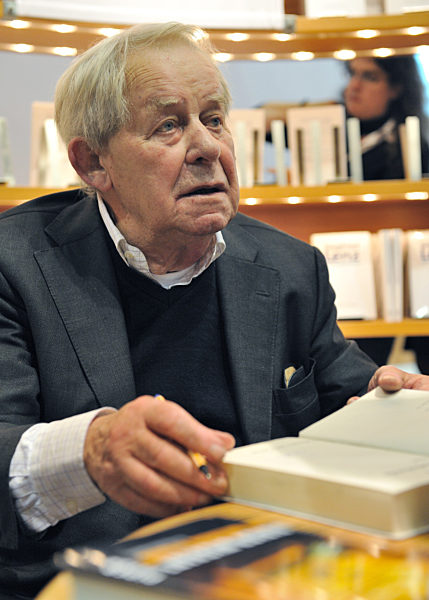 Der Schriftsteller Siegfried Lenz schreibt am Mittwoch (15.10...