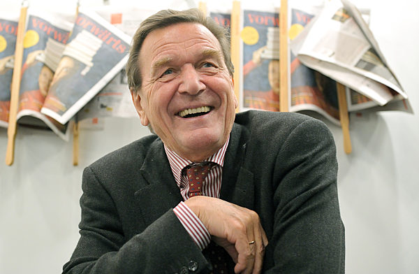Lachend sitzt Altbundeskanzler Gerhard Schröder (SPD)  am Mittwoch (14.10...