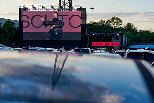 Coronavirus - Bülent Ceylan im Autokino