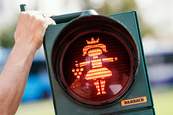 Weinköniginnen-Motiv auf Fußgänger-Ampeln