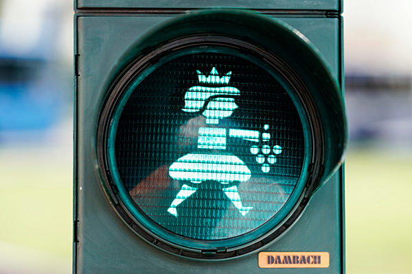 Weinköniginnen-Motiv auf Fußgänger-Ampeln