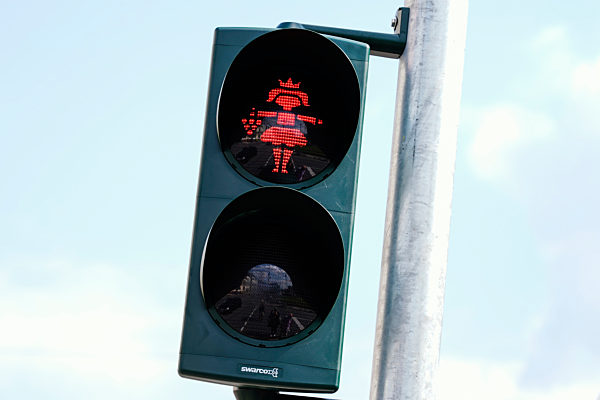 Weinköniginnen-Motiv auf Fußgänger-Ampeln