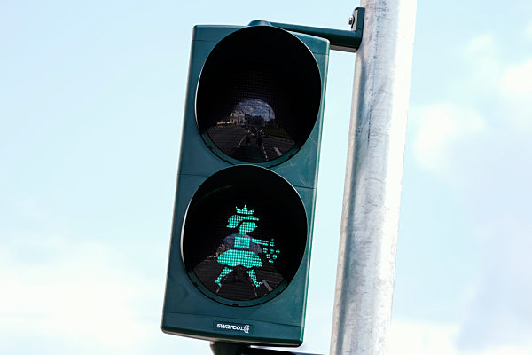Weinköniginnen-Motiv auf Fußgänger-Ampeln