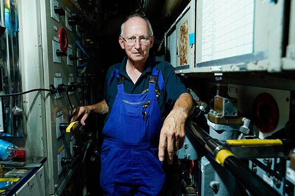 Techniker bereiten U-Boot U17 für letzte Reise vor