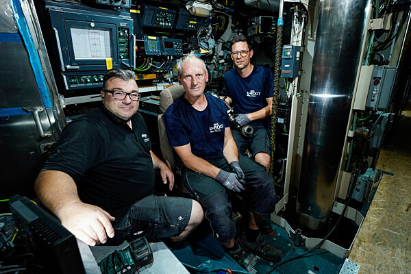 Techniker bereiten U-Boot U17 für letzte Reise vor