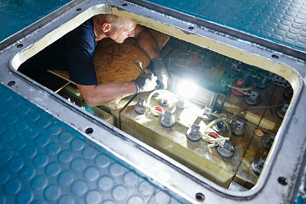 Techniker bereiten U-Boot U17 für letzte Reise vor