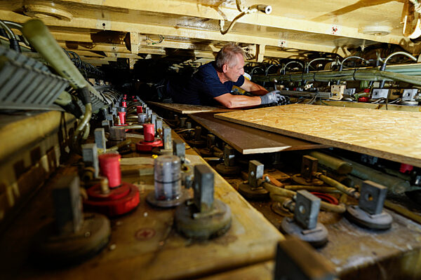 Techniker bereiten U-Boot U17 für letzte Reise vor