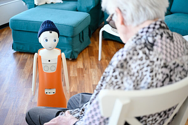 Sozialer Roboter im Altenheim