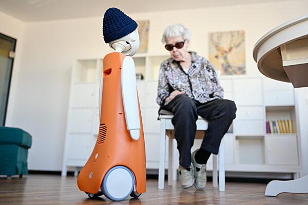 Sozialer Roboter im Altenheim