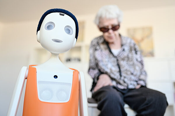 Sozialer Roboter im Altenheim