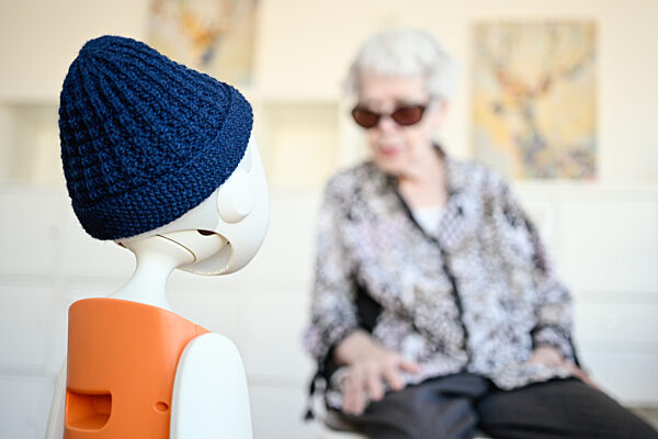 Sozialer Roboter im Altenheim