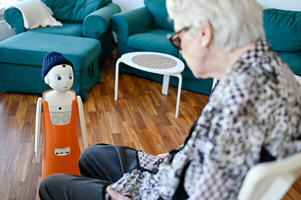 Sozialer Roboter im Altenheim