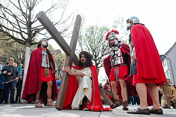 Karfreitag - Prozession in Bensheim mit Laiendarstellern