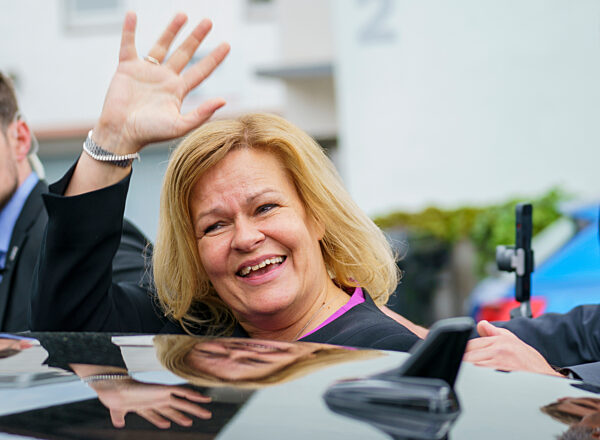 Bundesinnenminsterin informiert sich über Geflüchtete