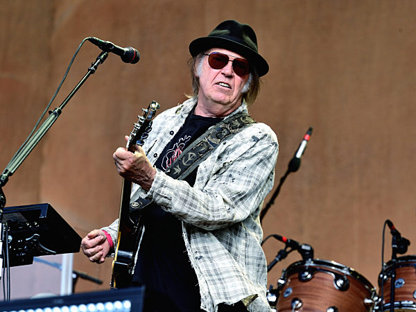 Young, Neil (geb. 12.11.1945) born on 12 November 1945 in Toronto. Neil Young is part of the bands Crosby, Stills, Nash & Young and Crazy Horse. His most successful title is "Heart of Gold". In 2018 he married actress Daryl Hannah.