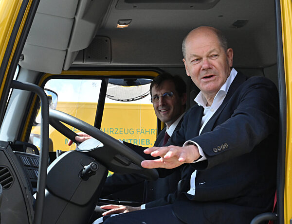 Bundeskanzler Scholz (SPD) besucht Briefzentrum in Stahnsdorf